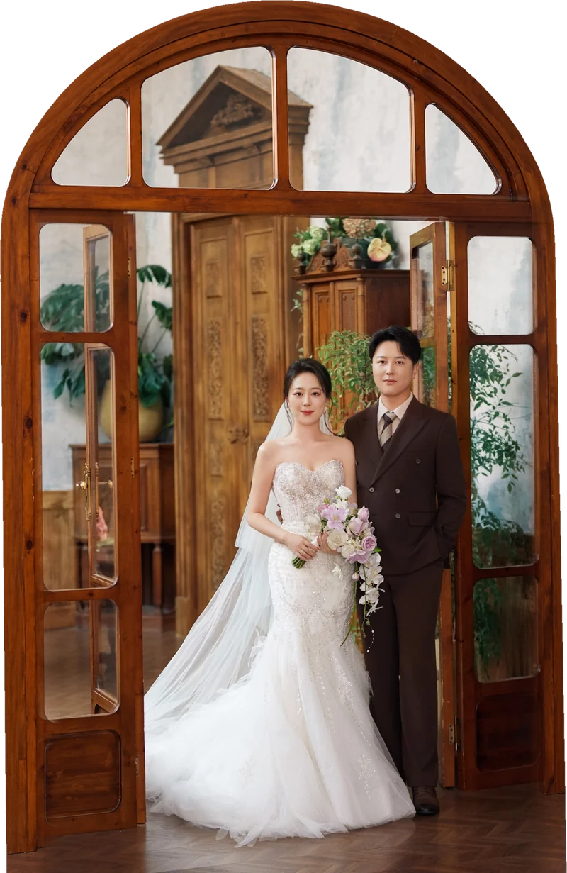 新人合影：复古木拱门前白纱婚礼照