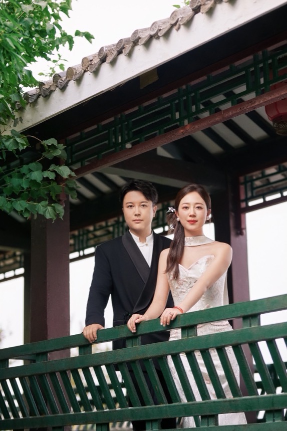 中式廊桥栏杆前的合影