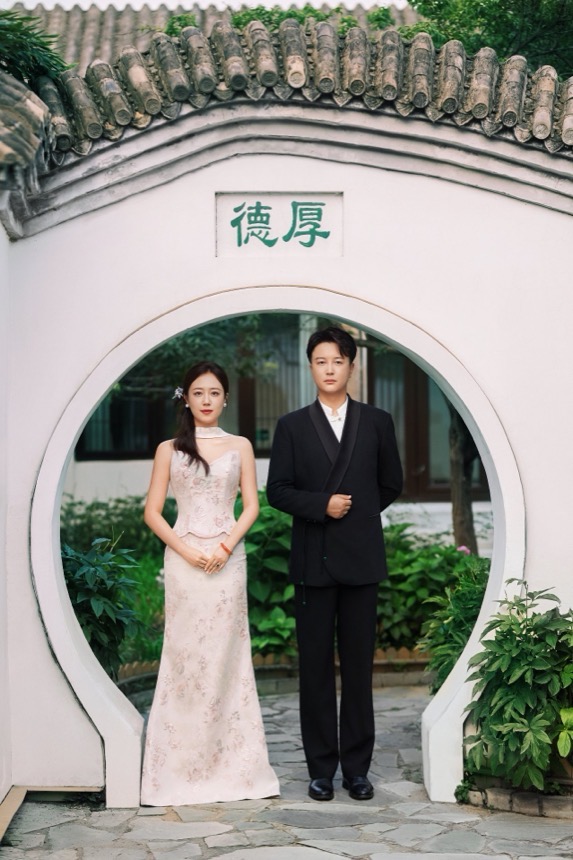 德厚月洞门前的合影